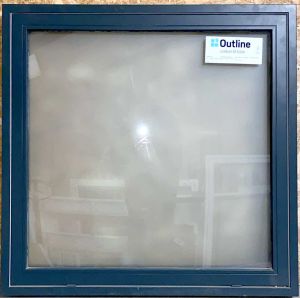 Tophængt badeværelses vindue