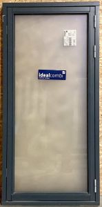 Sidehængt badeværelses vindue