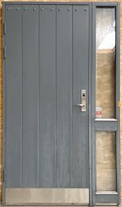 Facadedør med sideparti