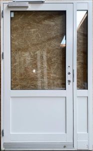 Facadedør med sideparti