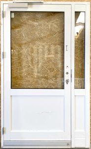 Facadedør med sideparti OBS. på pladen